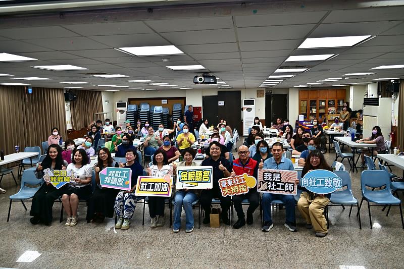 社工「神助攻」！臺東設考照輔導班助攻國考 饒慶鈴擔任智慧開竅官點筆祈願考生金榜題名