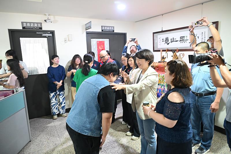 社工「神助攻」！臺東設考照輔導班助攻國考 饒慶鈴擔任智慧開竅官點筆祈願考生金榜題名