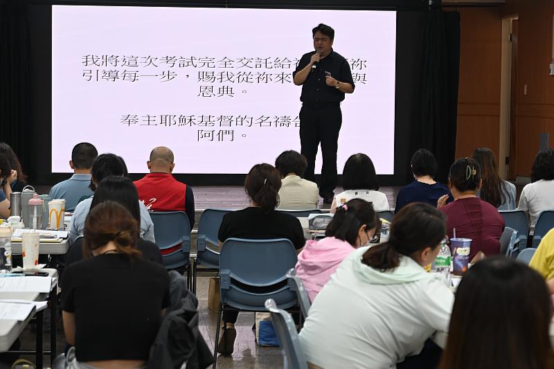 社工「神助攻」！臺東設考照輔導班助攻國考 饒慶鈴擔任智慧開竅官點筆祈願考生金榜題名
