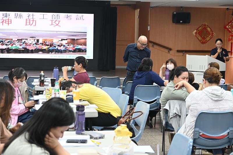 社工「神助攻」！臺東設考照輔導班助攻國考 饒慶鈴擔任智慧開竅官點筆祈願考生金榜題名