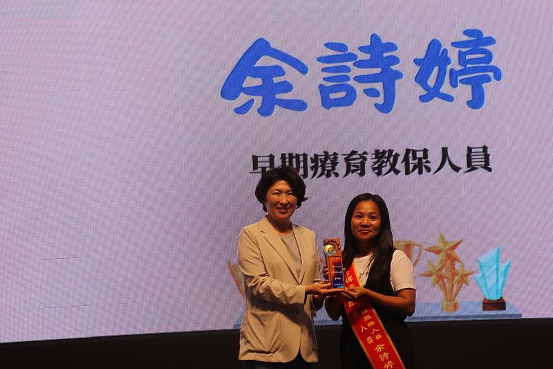 台東愛心無界 關懷無限！饒慶鈴表揚49名照服人員及寄養家庭