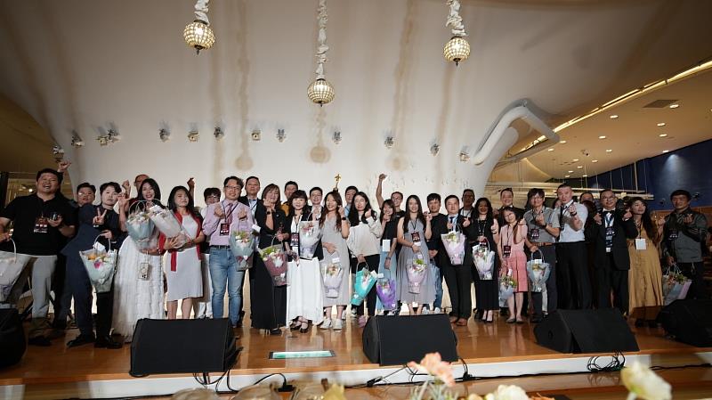 畢業送舊典禮猶如金馬頒獎殿堂再現，典禮中安排畢業生領獎、服裝走秀與音樂演出，為每一位東海人打造獨一無二的星光時刻。
