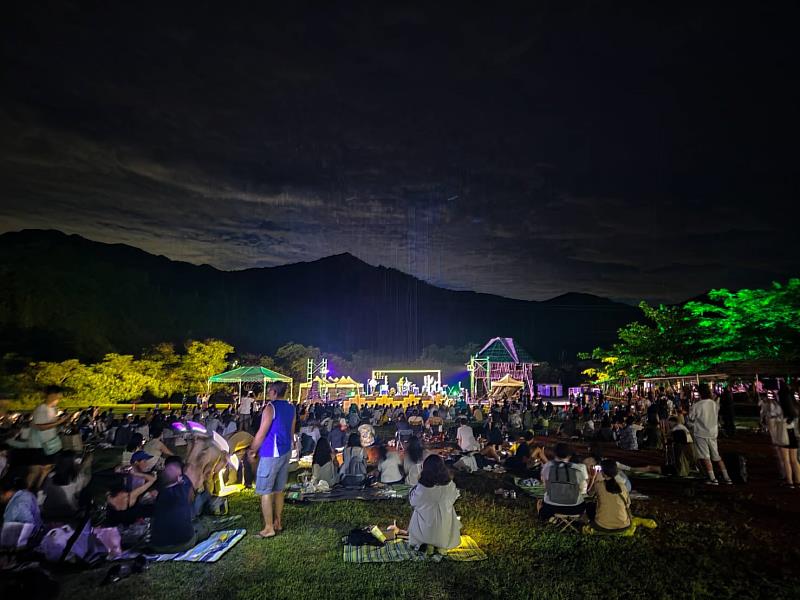 台東最美星空首場達魯瑪克開唱 湧入近2千星迷 小男孩樂團獻上專場規格飆唱十首人氣歌曲(照片臺東縣政府提供)