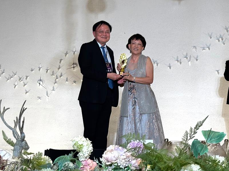 東海大學管理學院院長王凱立（左）表示，於國家劇院舉辦送舊儀式，結合劇場美學與教育價值，是一場富有創意與深刻意義的人文盛典