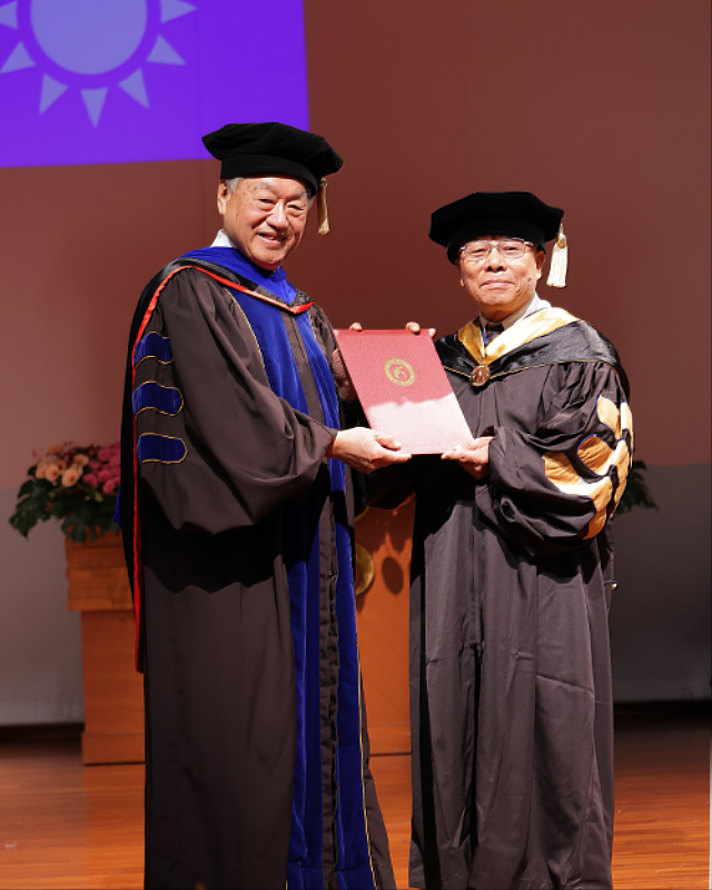 78歲獲得機械工程系博士學位的林泉輝，獲頒「勤學楷模獎」。
