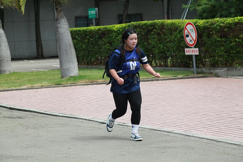 巾幗不讓鬚眉,女性考生順利通過需相當體力及耐力之術科測驗