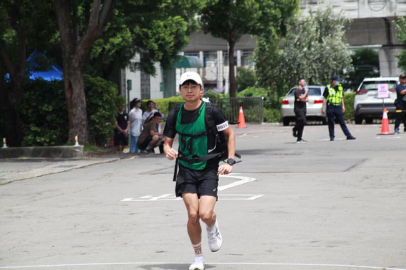 本次負重跑走成績最快應考人7分30秒完成