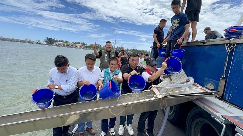 當舖聯合會攜手各界放流魚苗，守護海洋資源