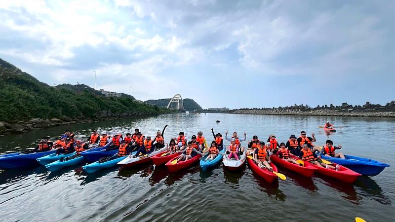 在海大專業水域運動團隊帶領下所有民眾玩的不亦樂乎