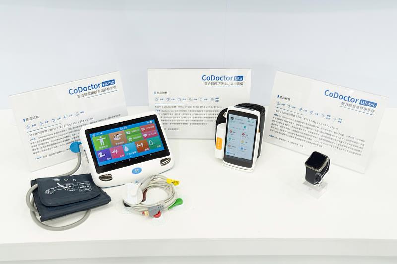 「CoDoctor Pro智合醫」設備整合心電圖、血壓、血氧、血糖、尿酸與總膽固醇…等多項健康指標檢測,具備即時雲端上傳與AI分析功能,並取得ISO27001資安認證。