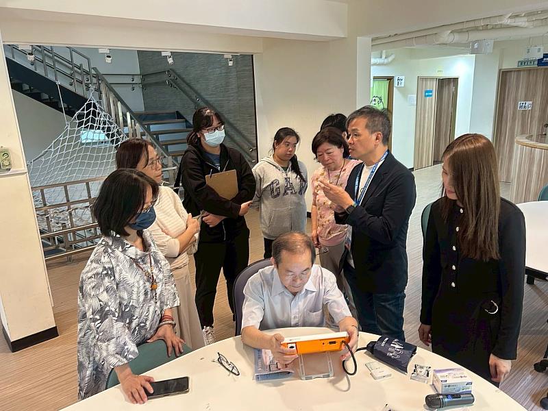 林光宗總經理（右二）向樂齡系老師說明該設備的功能特色。