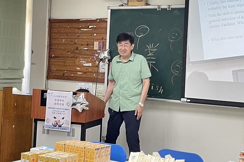 南大英語系畢業班導師許綬南老師於茶會現場致詞，幽默風趣的談話讓現場笑聲連連