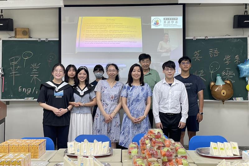 南大英語系畢業班同學與主任、導師回顧四年來點點滴滴