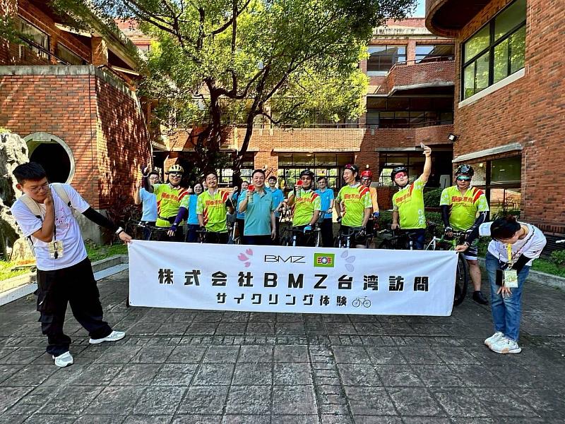日本群馬縣的鞋業品牌BMZ公司社長及公司幹部與救國團翁宏文副主任、本團幹部合影