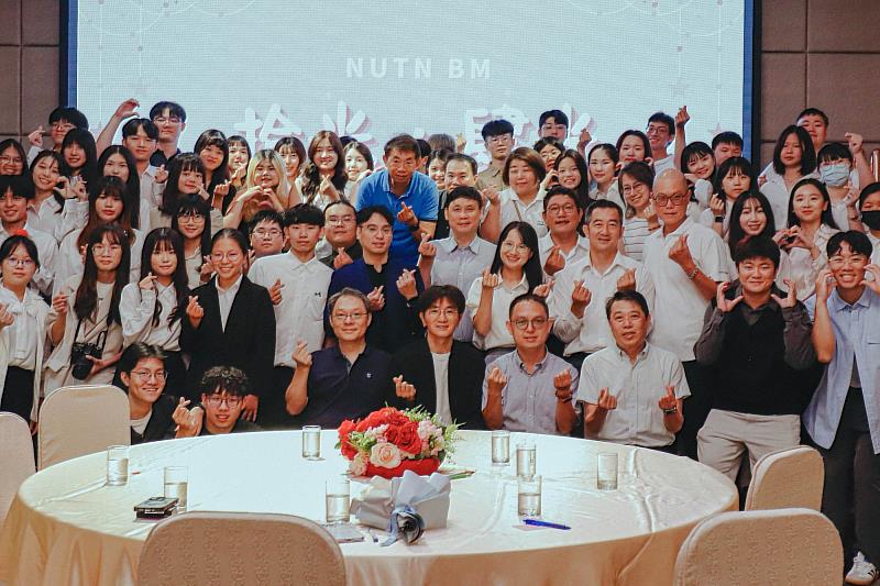 南大經管系期許畢業生能帶著在校所學與珍貴回憶，勇敢邁向人生的下一站