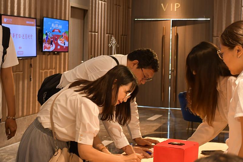 南大經管系系學會於臺南雅悅會館舉辦年度送舊晚會「拾光，肆光」，為今年的畢業活動劃下溫馨圓滿的句點