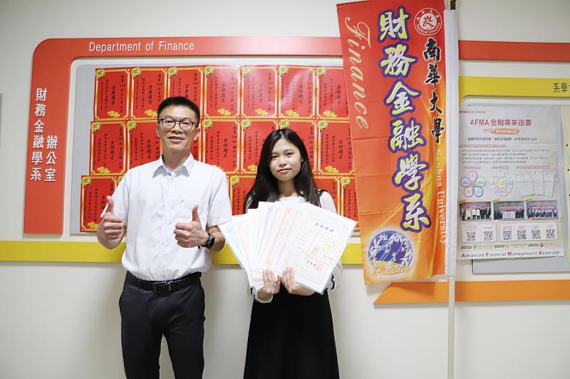南華大學財金系張蜜芯(右)一年考取10張證照榮登證照王，與廖永熙主任合影(左)。