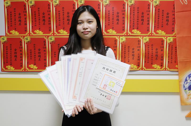 南華大學財金系張蜜芯一年考取10張證照，榮登113學年度金融證照王。