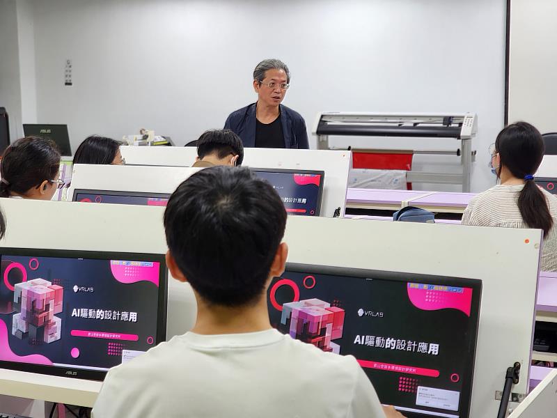 空設系積極導入AI教學，張郁靂主任以「AI生成式設計」為題為學生授課