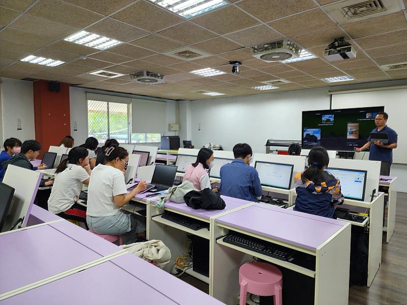 張崇仁設計師介紹多種AI相關應用工具與平台