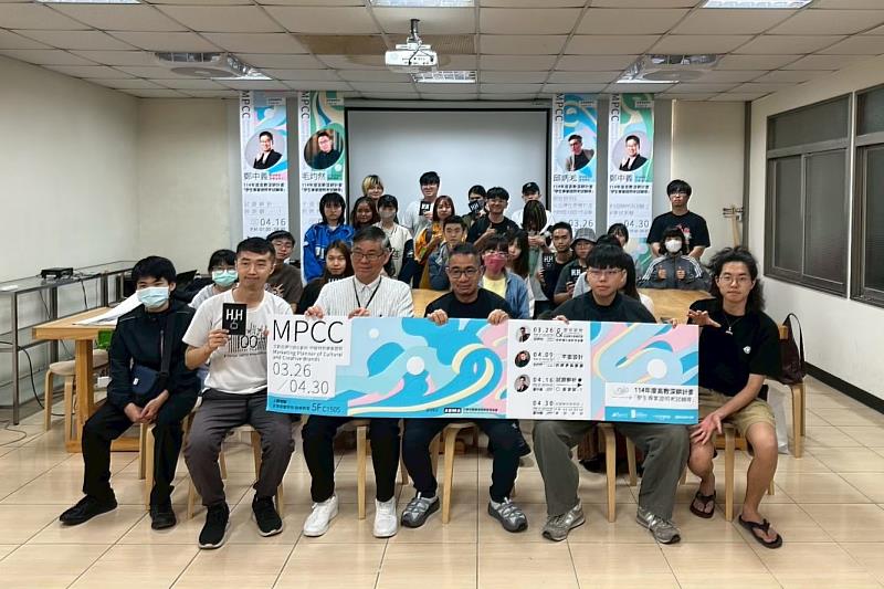 香港Milkxhake設計總監毛灼然(前排右3)與計畫主持人鄭中義老師(前排左3)及學生合影