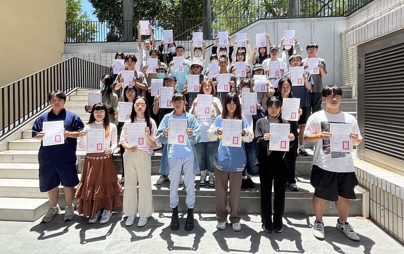 視傳系透過「設計師演習」課程輔導生考取專業證照,通過率百分百