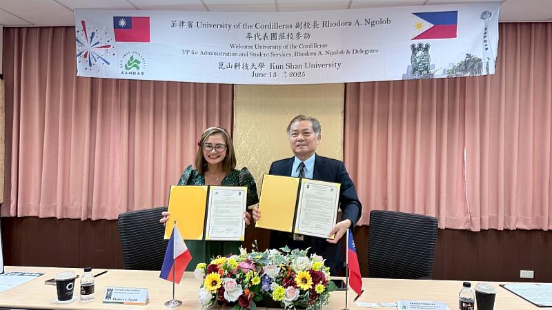 崑大學術副校長侯順雄(右)、科迪勒拉大學副校長Rhodora A. Ngolob博士(左)代表雙方簽約