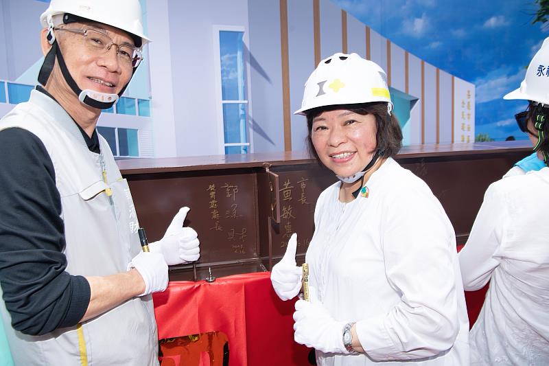 0_黃敏惠市長於樑上簽名