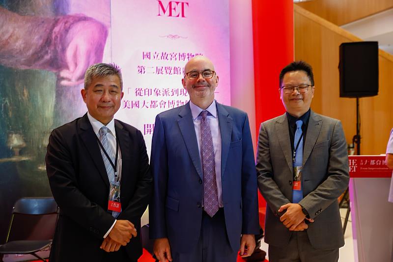 （左起）時藝多媒體 林宜標總經理、AIT 美國在台協會 谷立言處長、時藝多媒體 黃文德董事長出席美國大都會博物館名作展開幕活動。（時藝多媒體提供）