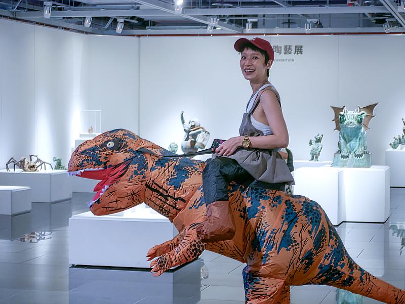 藝術家周純卉以幽默造型現身，騎著恐龍在展場中導覽，為活動掀起驚喜序幕，展現展覽「WEIRDO 奇怪耶你！！！」的趣味精神。
