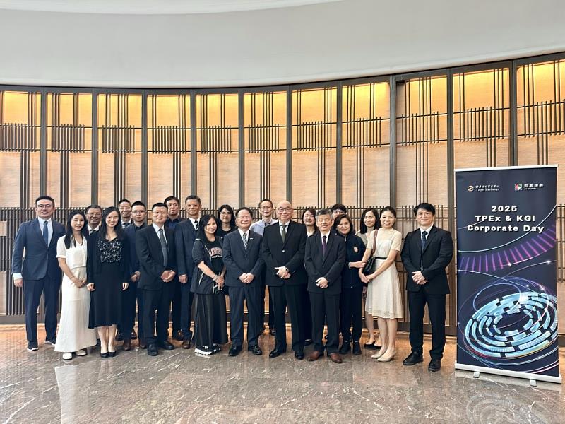 凱基證券攜手櫃買中心於香港舉辦「2025 TPEx & KGI Corporate Day」，由櫃買中心副總經理涂月憲（前排中）、凱基證券總經理方維昌（前排中右）與參加法說會公司代表合影。