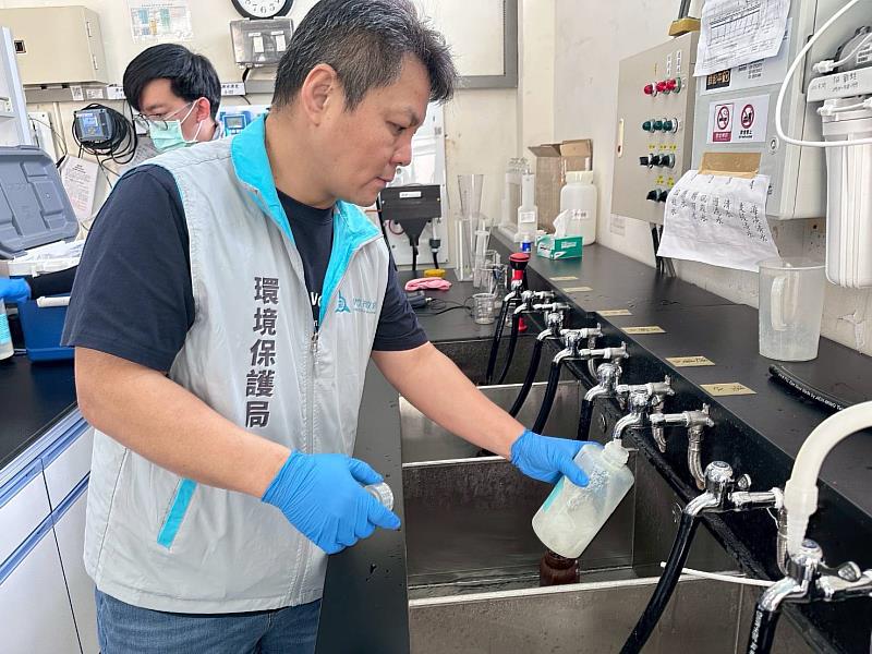 圖1. 淨水廠水質採樣。