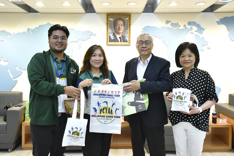 張良民(右2)、僑民處處長賴麗瑩(右1)與團長盧約安(左2)、柯明生(左1)互贈紀念品