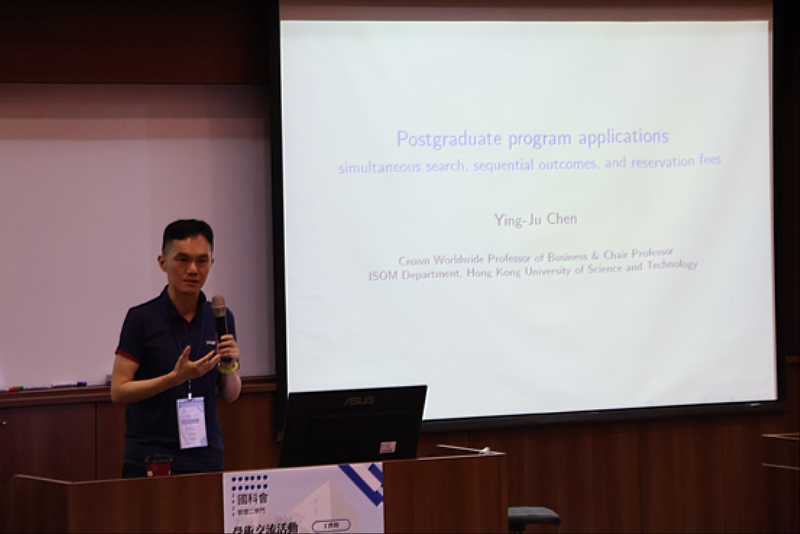香港科技大學陳瀅儒教授探討學生在申請學校過程中的決策機制，提出申請者在面對多所學校錄取結果時，如何透過保留費用與申請策略進行最適選擇 (照片來源：興大管理學院)