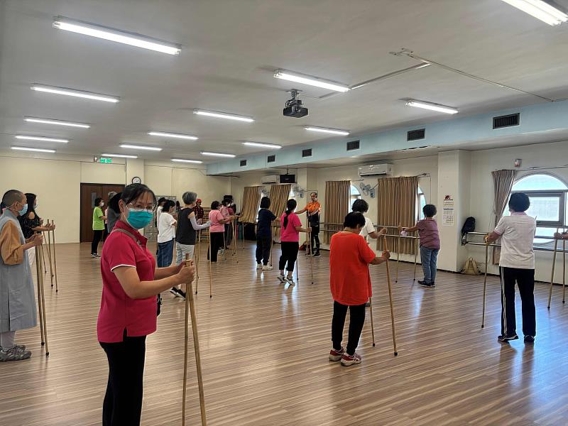 北歐健走杖助長輩走出健康新步伐