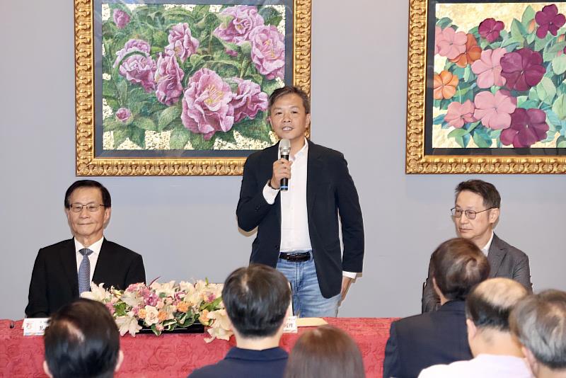淡江校友，法蘭德公司林光宗總經理捐贈CoDoctor Pro「智合醫專業版多功能檢測儀」，並提供軟體更新與技術支援。（圖／淡江大學提供）