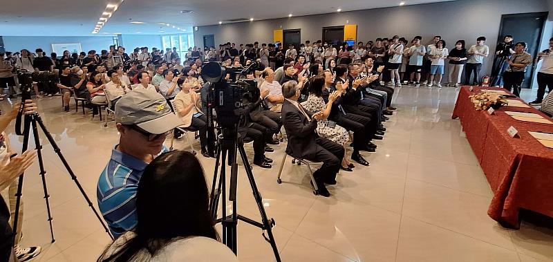 現場座無虛席,超過180位師生共同觀禮,還有媒體採訪。(圖/淡江大學提供)