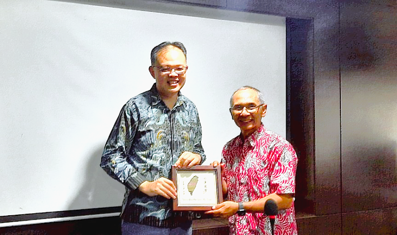 東華大學永續長李俊鴻教授（左）致贈玫瑰石予Pertamina 大學校長Kadir教授（右）。