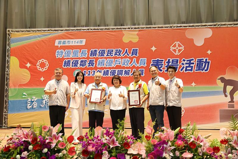 黃敏惠市長表揚2位服務30年獲得三等內政獎章的資深里長頂寮里蔡振盛里長(左3)與美源里羅鳳住里長