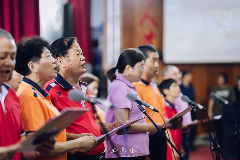 大仁科樂齡大學為畢業生獻上歌曲祝福。