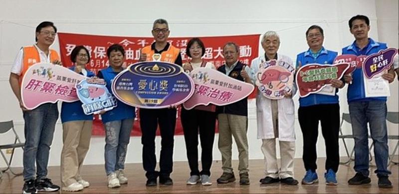 圖說:政大EMBA攜手肝基會,深入南庄推廣肝病防治,政大EMBA校友會戴治中理事長(左一)親自現場力挺與支持。圖/肝基會提供