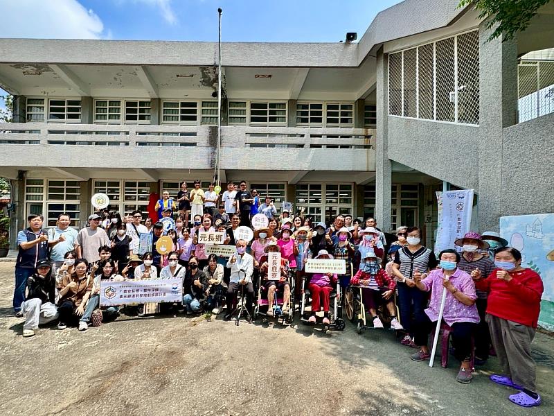 朝陽科大應化系USR團隊將荒廢多年的雲林元長鄉新生國小鹿北分班，打造成為「雜食糧學教育推廣中心」，雲林鄉長李明明、鹿北社區發展協會總幹事吳學展及高齡105歲的湯老奶奶(前排坐輪椅右三)都大力支持。