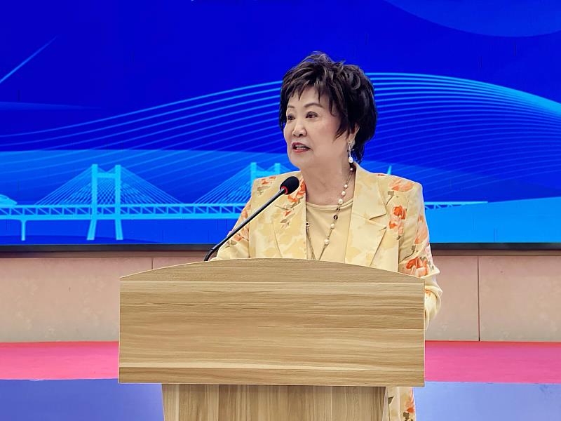 世新大學榮譽董事長成嘉玲創立世新大學端木愷先生獎學金，支持學業表現優異且具潛力的學子。（世新大學提供）