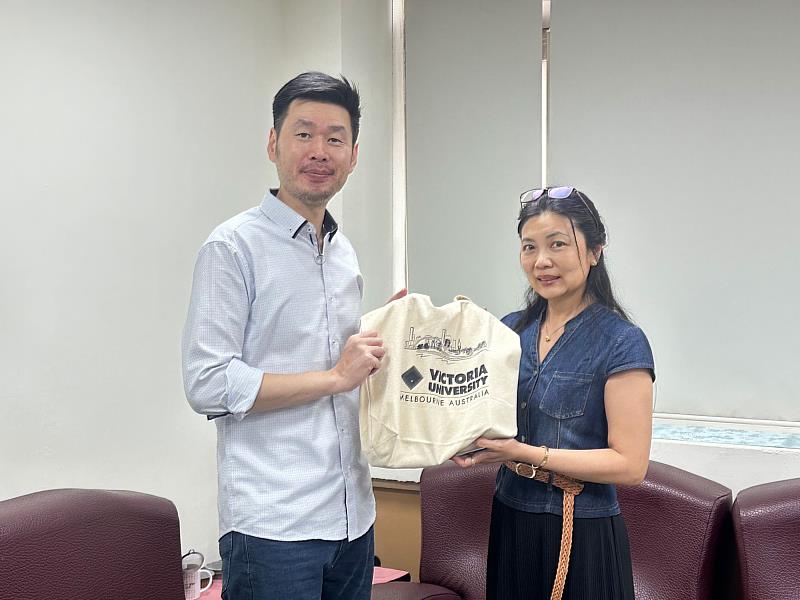 澳洲維多利亞大學代表團來訪世新大學，對虛擬攝製技術留下深刻印象。（世新大學提供）