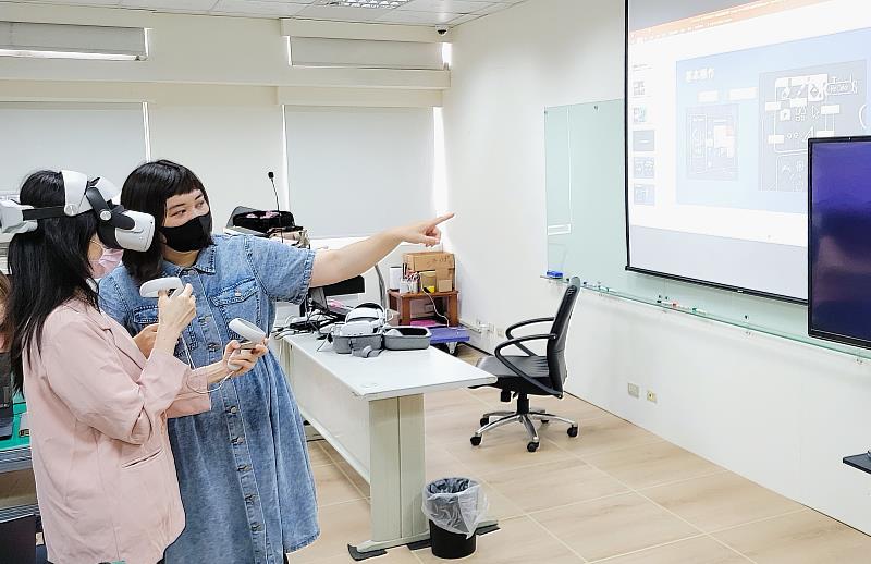 北分署創客基地聚焦數位實作與創意應用，持續辦理AI、物聯網、影音創作及AR/VR等主題課程。講師為學員(左1)解說進入VR的系統操作。