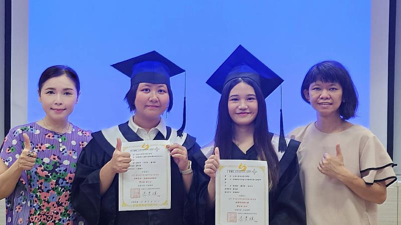 (由左而右)亞大時尚系林青玫主任、黃琪閔、陳秝澄同學、指導老師蕭沛宸。