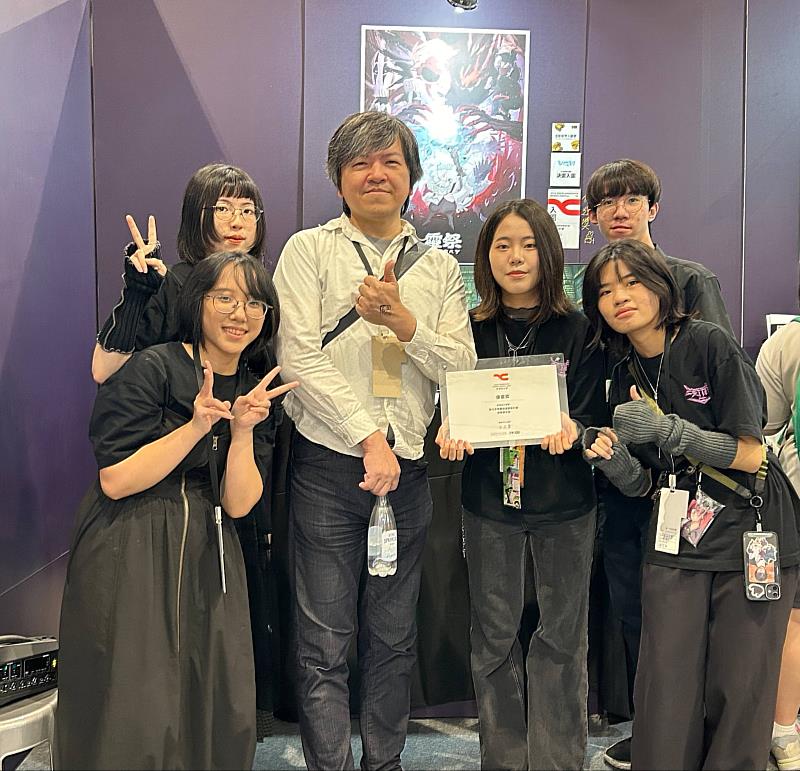 亞大數媒系指導老師賀勝倫(中)，和獲獎同學合影。