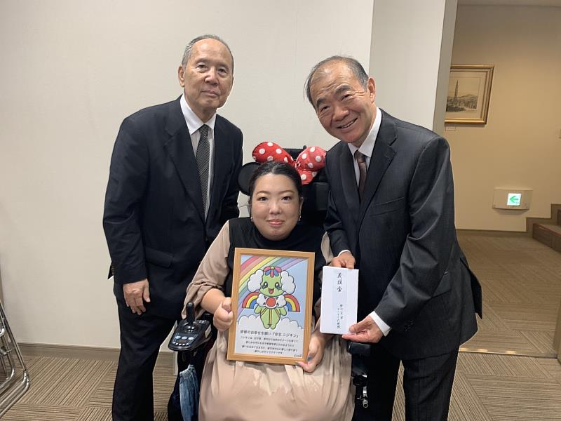 「すくすく応援隊」阿部修代表、児玉結以繪畫作家親自轉達義援金