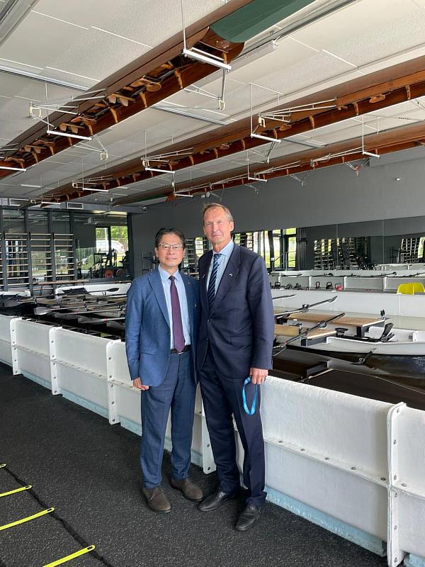 愛國兩屆奧運划船銀牌得主Jaanson議員陪同李大使等參訪帕努市划船俱樂中心設施及選手訓練情形。