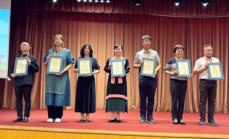 南華大學榮獲「三好燈塔學校」,賴淑玲副校長(中)代表學校接受表揚。